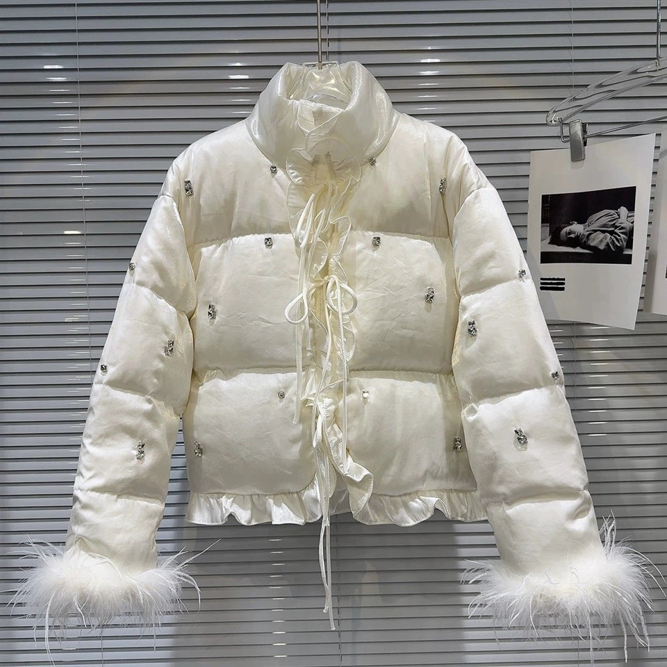 Tüy detayları ile zarif beyaz puffer ceketi