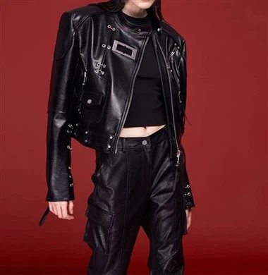 Havalı siyah dantel - yukarı deri ceket eşleştirildi